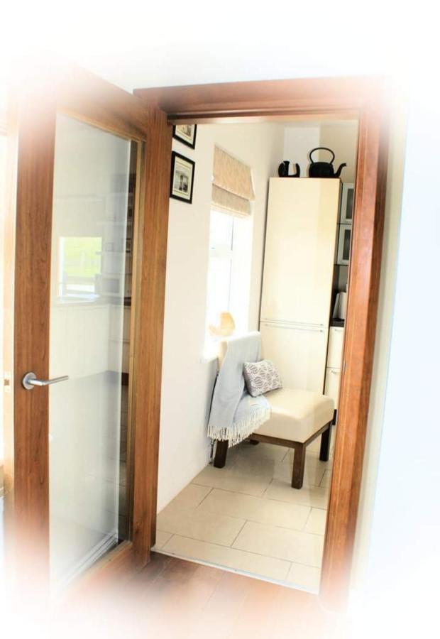 Cozy & Remote Hideaway Gintys Cottage Ross Port エクステリア 写真